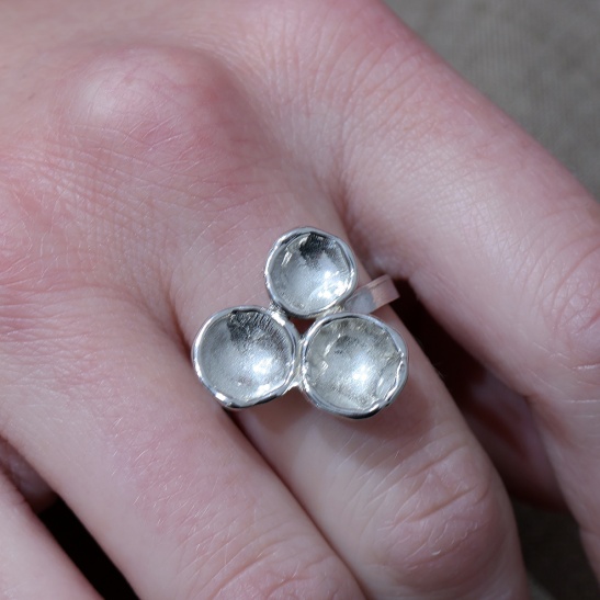 elly_zilveren_ring_met_3_kuipjes_op_ring_zilver_silver_ring_for_women_handmade_in_holland
