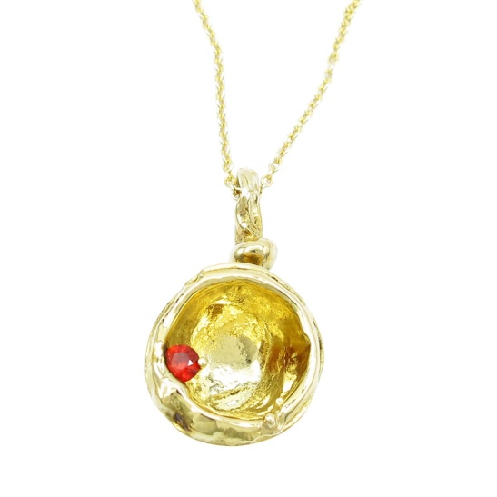 gouden hanger giantess met saffier en kuipvormig element sfeerfoto