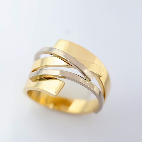 geel_met_witgouden_gladde_strakke_brede_ring_met_meerdere_bandjes_overlappend_handgemaakt_in_eigen_atelier_in_arnhem_door_tessa_reijmers_goudsmid