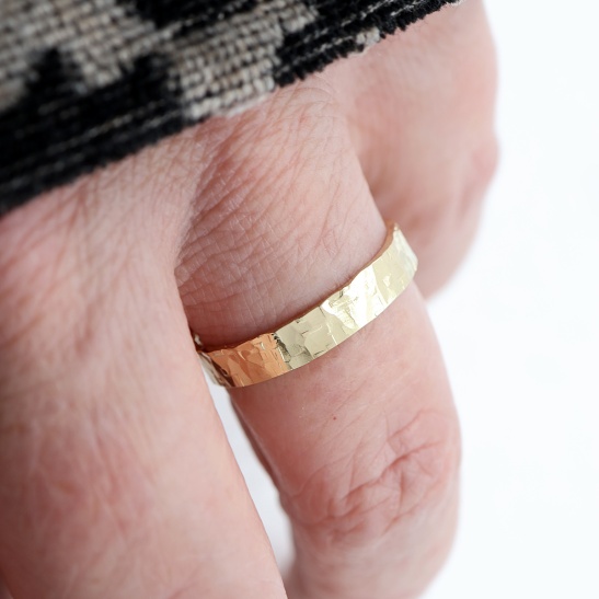 geelgouden_14_karaat_ring_met_hamerslag_structuur