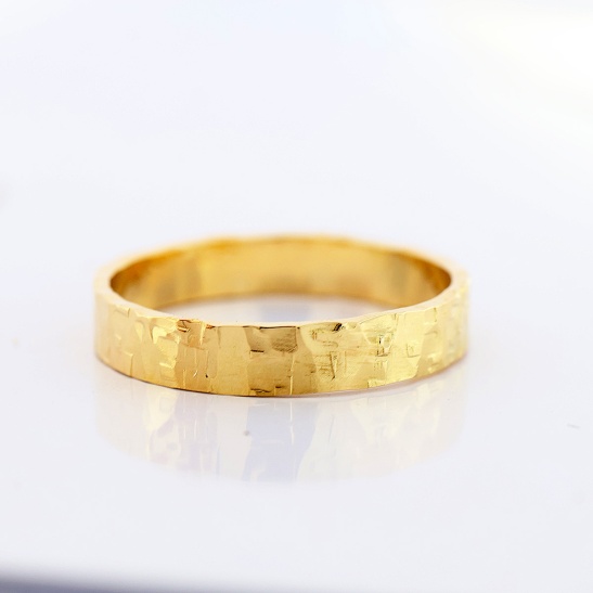 geelgouden_bewerkte_ring_met_hamerslag