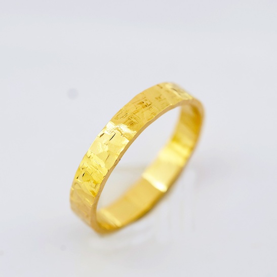 geelgouden_hamerslag_structuur_ring_handgemaakt_door_tessa_reijmers_in_arnhem_centrum