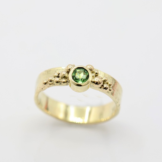 geelgouden_luxe_ring_handgemaakt_in_eigen_atelier_in_arnhem_centrum_door_tessa_reijmers_goudsmid