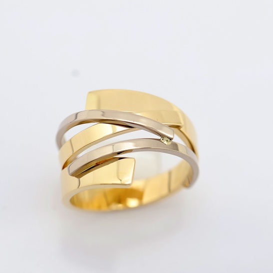 geelgouden_met_witgouden_strakke_bandjes_ring_overlappende_bandjes_brede_speelse_unieke_ring