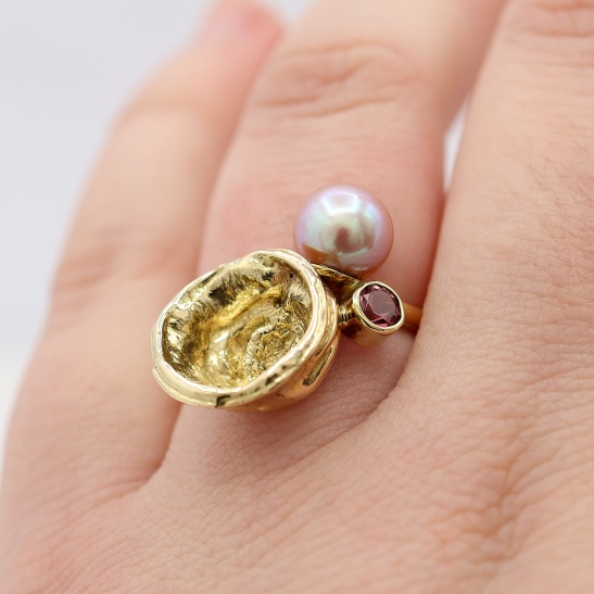 geysir-1_geelgoiuden_ring_met_roze_zoetwaterparel_en_roze_toermalijn_steen_handgemaakte_ring