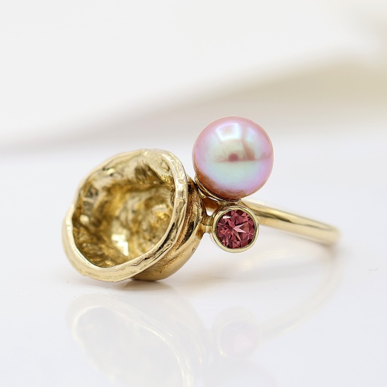 geysir-1_geelgouden_ring_handgemaakt_met_roze_zoetwaterparel_en_roze_toermalijn_en_grillig_gietkuipje