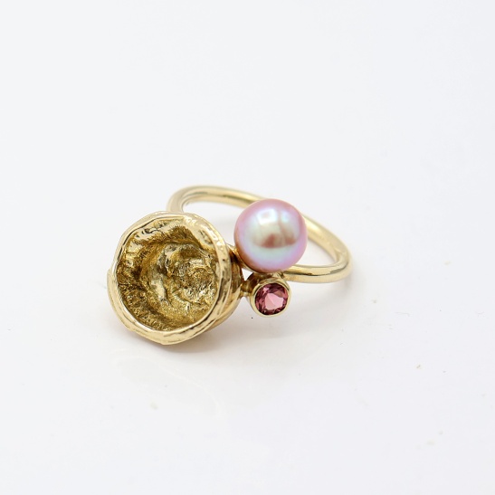 geysir-1_handgemaakte_organische_ring_met_gouden_kuipje_en_roze_steen_en_parel