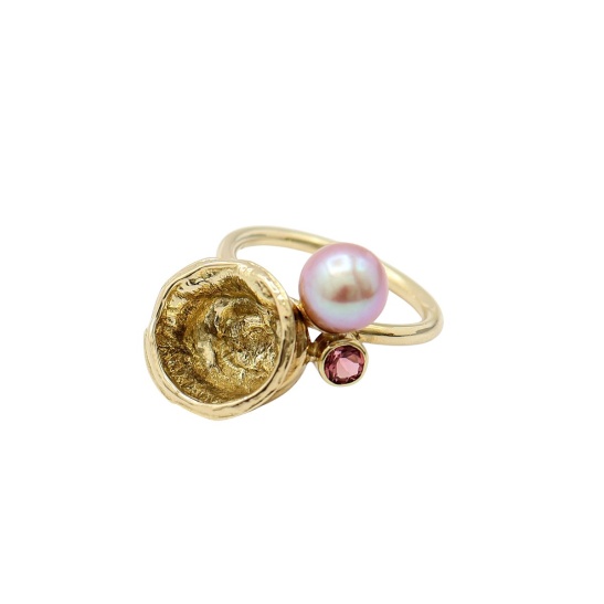 gouden ring geysir-r1 met zoetwaterparel en toermalijn sfeerfoto