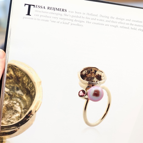 geysir-r1_geelgouden_ring_met_gietkuipje_en_roze_parel_en_steen