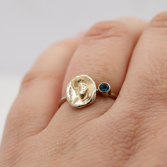 geysir-r5_witgouden_damesring_met_rond_grillig_kuipje_handgemaakt_door_tessa_reijmers_in_arnhem_gelderland_nedeland_unieke_ring_luxe_design