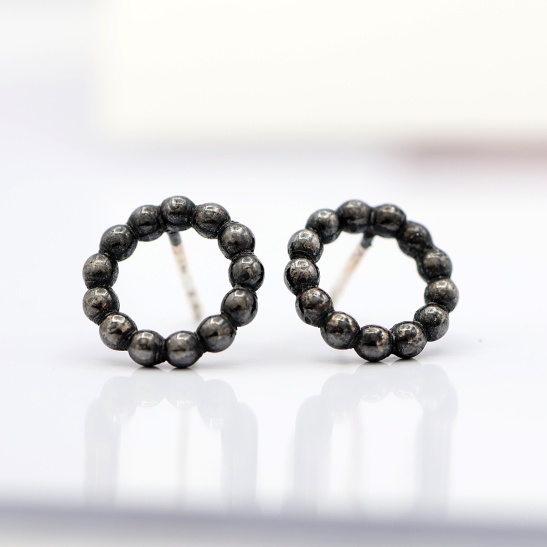 gigi_black_zilver_geoxideerde_ronde_oorbellen_met_bolletjes