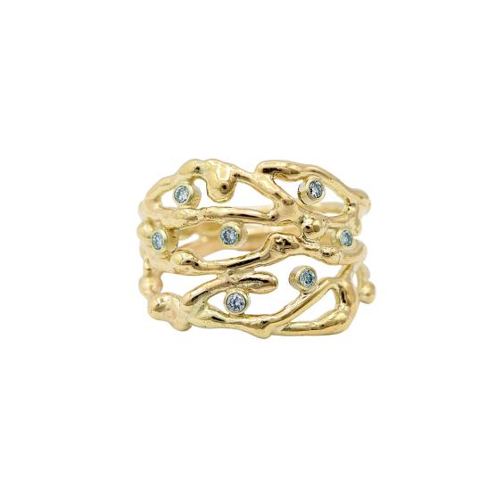 gouden_brede_ring_met_zeven_diamantjes_lab_grown_blauw_goudsmederij_tessa_reijmers_atelier_arnhem_cadeau_vrouw_-_bewerkt