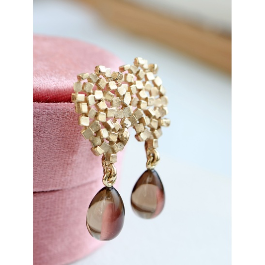 gouden_handgemaakte_oorbellen_dionte_organische_blokjes_in_druppelvorm_met_rookkwarts_briolet_van_goudsmid_tessa_reijmers