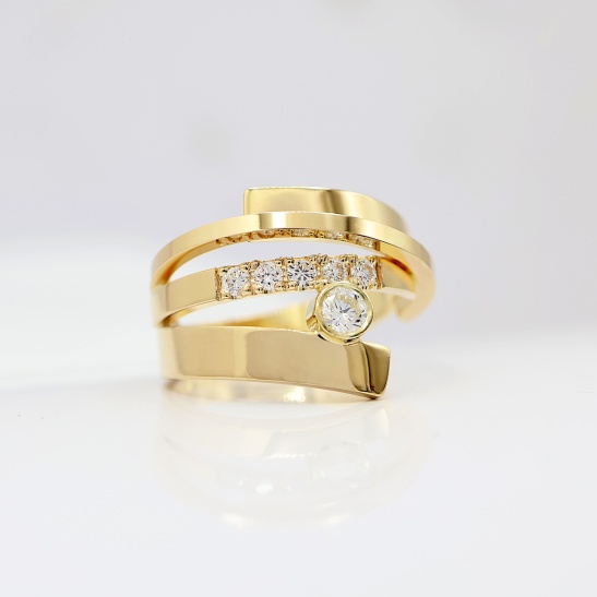 gouden_luxe_ring_met__diamanten_op_een_rij_gezet_strak_design_663846694
