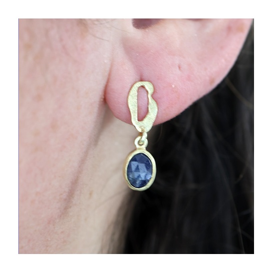 gouden_oorbel_nelly_blue_met_blauwe_saffier_handgemaakt_tessa_reijmers_1996744871