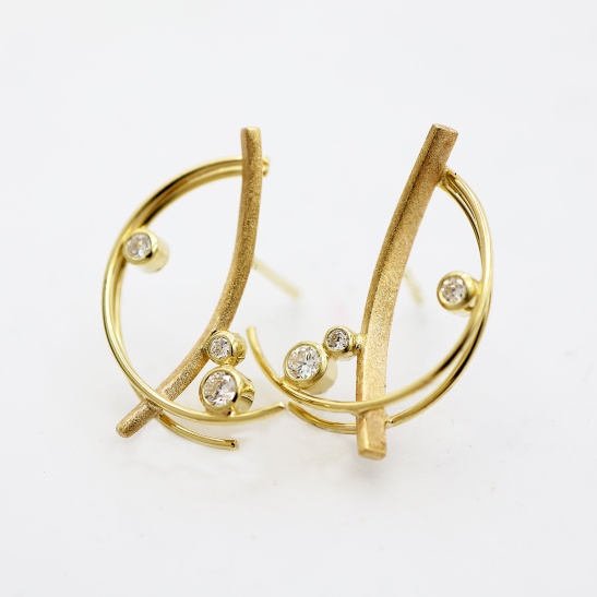 gouden_oorbellen_cirkels_van_draden_met_diamantjes_in_strak_dynamisch_design