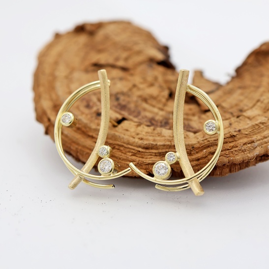 gouden_oorbellen_draadcirkels_met_diamantjes_in_ruimtelijk_design