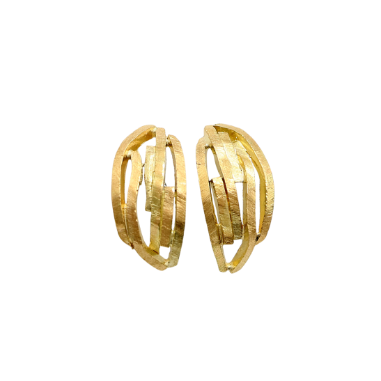 gouden_oorbellen_in_een_bolle_vorm_van_lijne_met_structuur_naast_elkaar