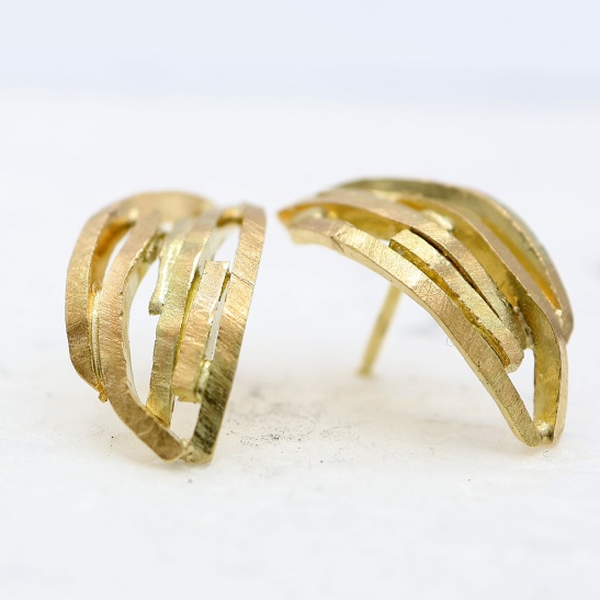 gouden_oorbellen_lijnen_met_relief_structuur_en_openingen_ertussen