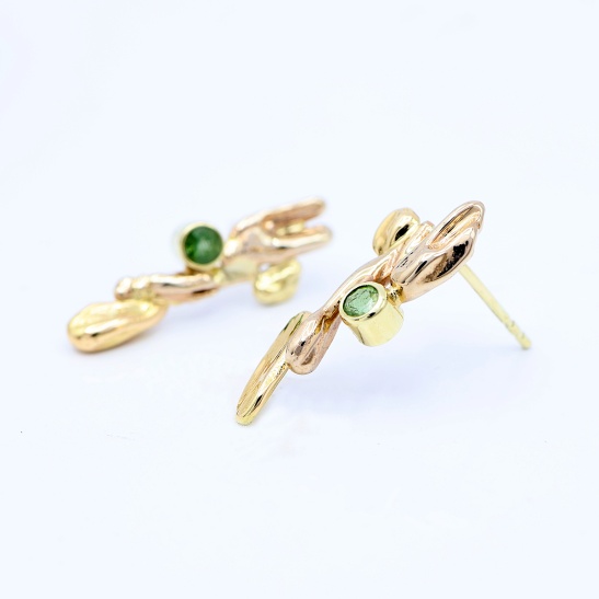 gouden_oorbellen_met_groene_toermalijn_handgemaakt_uniek_watergietsel_witgoud_geelgoud_atelier_tessa_reijmers_goudsmid_arnhem_centrum