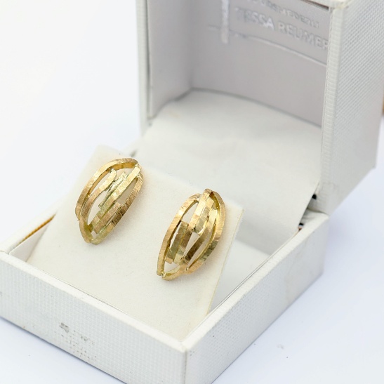 gouden_oorbellen_nerai_organisch_handgemaakte_lijnen_met_relief