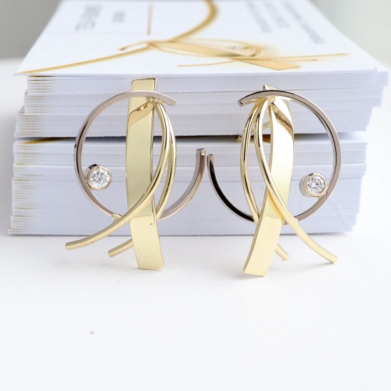 gouden oorbellen twirl met lab grown diamant sfeerfoto-grown_diamant_dans_met_mij-collectie_tessa_reijmers_goudsmid_arnhem