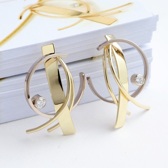 gouden oorbellen twirl met lab grown diamant sfeerfoto-grown_diamant_dans_met_mij-collectie_van_tessa_reijmers_goudsmid_arnhem
