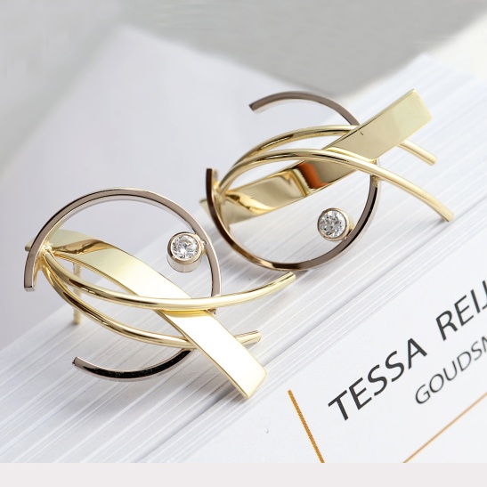 gouden oorbellen twirl met lab grown diamant sfeerfoto
