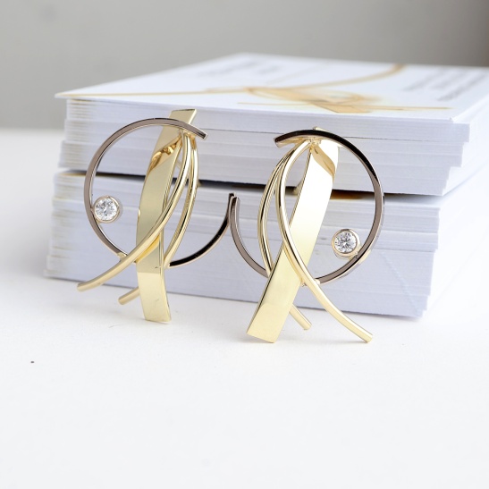 gouden oorbellen twirl met lab grown diamant sfeerfoto-grown_diamant_dans_met_mij-collectie_van_tessa_reijmers_goudsmid_arnhem