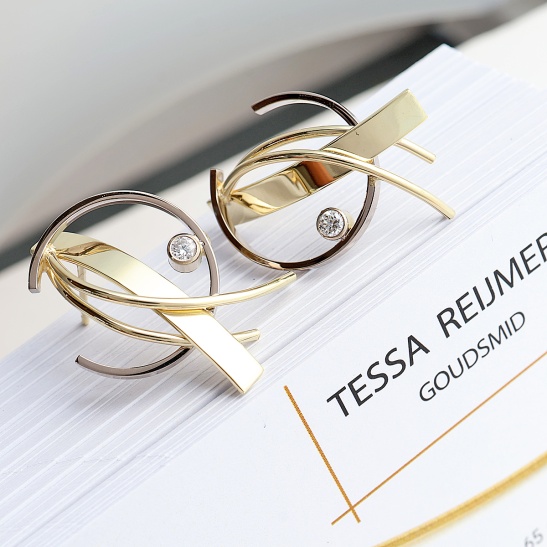 gouden oorbellen twirl met lab grown diamant sfeerfoto-grown_diamant_dans_met_mij-collectie_tessa_reijmers_goudsmid_arnhem
