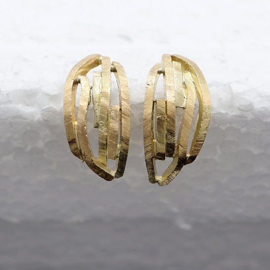 gouden_oorbellen_van_lijnen_en_open_ruimtes