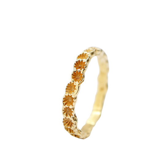 gouden_ring_14_karaat_nile_met_sierlijke_verdiepte_afdruk_rondom_in_oppervlak_van_bloemknopjes_groeiend_langs_de_oever_van_de_rivier_de_nijl_677457094