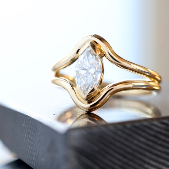 gouden_ring_adore_18_karaat_met_lab-grown_diamant_markies_geslepen_goudsmid_arnhem_tessa_reijmers
