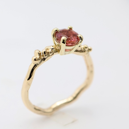 gouden_ring_bled_organische_solitaire_met_toermalijn