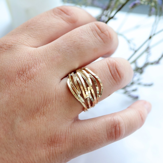 gouden_ring_breed_lijnenpartoon_met_openingen_organische_bandjes_verspringend_goudsmid_arnhem_centrum_unieke_ring_cadeau_voor_vrouw_persoonlijk_ontwerp_luxe_ring_bijzonder_ontwerp