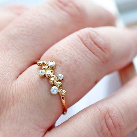 gouden_ring_elin_collectie_bien_met_4_lab-grown_diamantjes_om_de_vinger