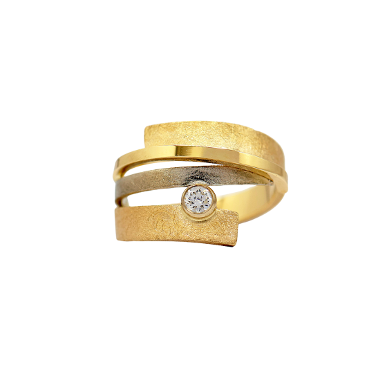 gouden_ring_in_strak_design_met_matte_en_glanzende_lijn_lab_grwon_diamant