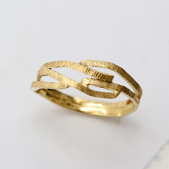 gouden_ring_maru_lijnenspel_van_gezaagde_strookjes_als_watergolfjes