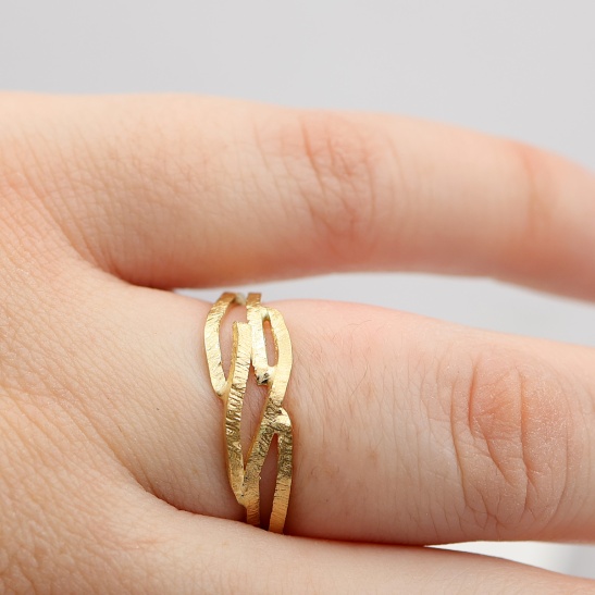 gouden_ring_maru_smalle_lijnen_met_structuur_en_openingen_handgemaakt