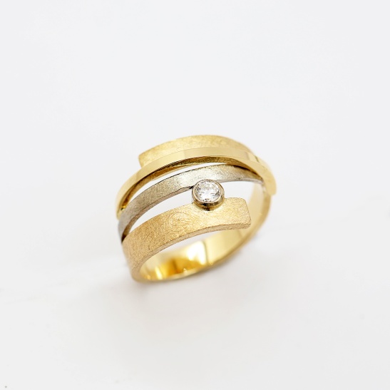 gouden_ring_mat_met_glans_en_diamant_strak_design