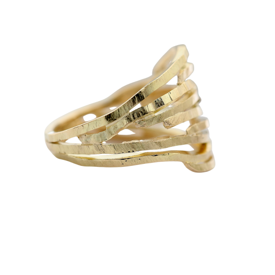 gouden_ring_met_assosiatie_stromende_rivier_organisch_stoer_vrouwelijk_brede_statement_ring_met_karakter_handgemaakt_in_goudsmederij_arnhem_centrum_tessa_reijmers_-_bewerkt