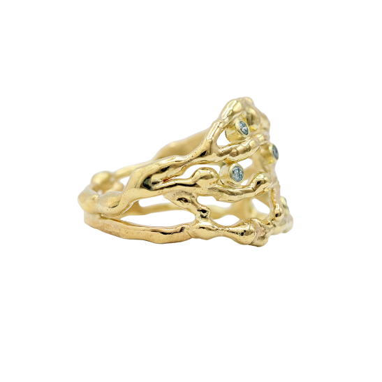 gouden_ring_met_ijsblauwe_lab_grown_diamantjes_brede_ring_luxe_cadeau_vrouw_handgemaakt_uniek_design_goudsmederij_arnhem_centrum_organisch_watervormen_-_bewerkt