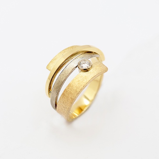gouden_ring_met_luxe_uistraling_strakke_dynamische_lijnen_en_diamant