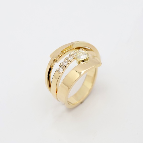 gouden_ring_met_meerdere_diamanten_op_een_rij_en_1_grote_diamant