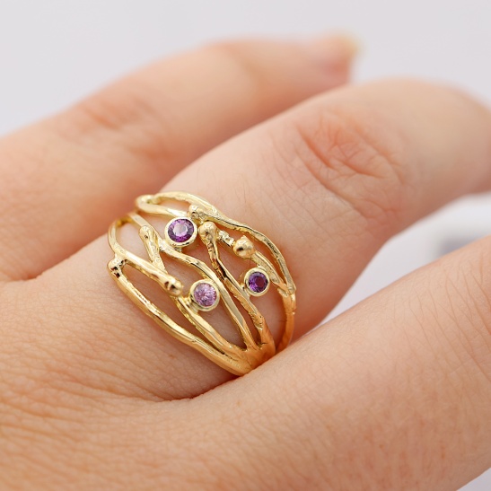 gouden_ring_met_roze_saffiertjes_geinspireerd_op_waterstromen_in_veluwse_beekjes_en_stroompjes_handgemaakt_in_goudsmid_atelier_te_arnhem_centrum_1708987254
