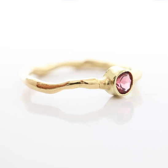 gouden_ring_met_rozerode_granaat_smalle_organische_ring_arnhem_centrum_goudsmid_atelier_liefde_verloven_alternatieve_trouwring_1699560271