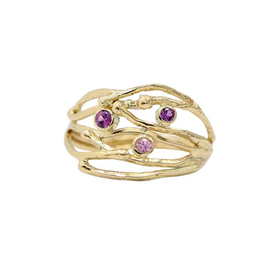 gouden_ring_organisch_open_met_3_roze_saffiertjes_handgemaakt_in_goudsmid_atelier_arnhem_centrum_tessa_reijmers_732661692