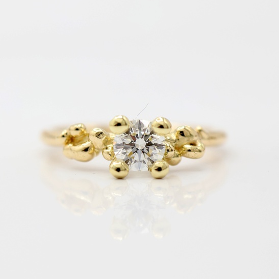gouden_ring_shivia_met_lab_grown_diamant_in_organisch_design_solitaire