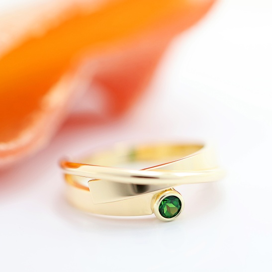 gouden_ring_teder_met_groene_chroom_toermalijn_handgemaakt_door_goudsmid_tessa_reijmers_strak_dynamisch_design