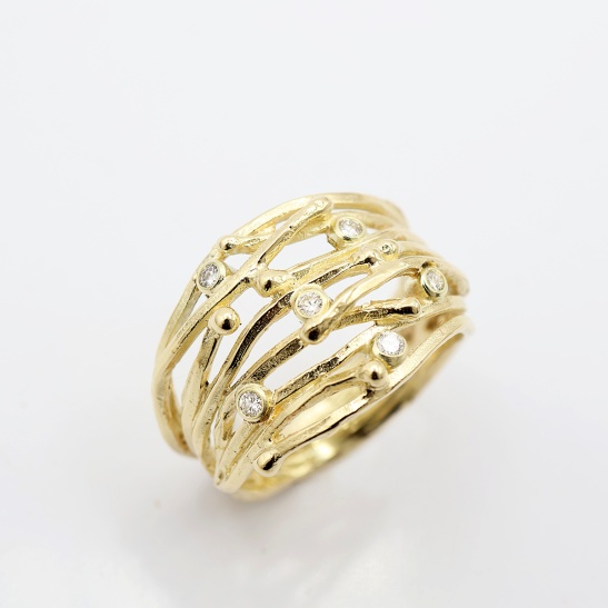 gouden_ring_yukkon_special_met_6_diamantjes_tussen_organische_lijnen